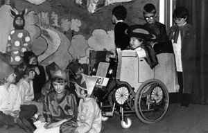 Děti vystupující ve školní hře na Royal Victoria School for the Blind, možná představení Narození Páně, Newcastle upon Tyne, Spojené království, 1982 (černobílá fotografie) od Unbekannt Unbekannt